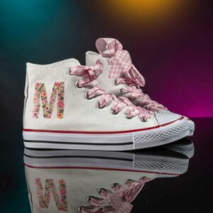 Zapatillas personalizadas con inicial floral y cordones vichy