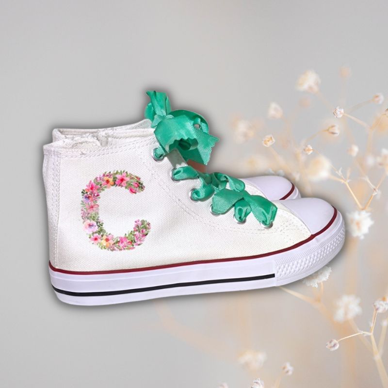 Zapatillas personalizadas con inicial floral y cordones verdes