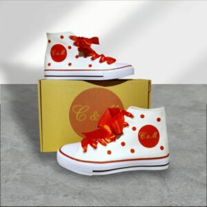 Zapatillas de lunares rojos